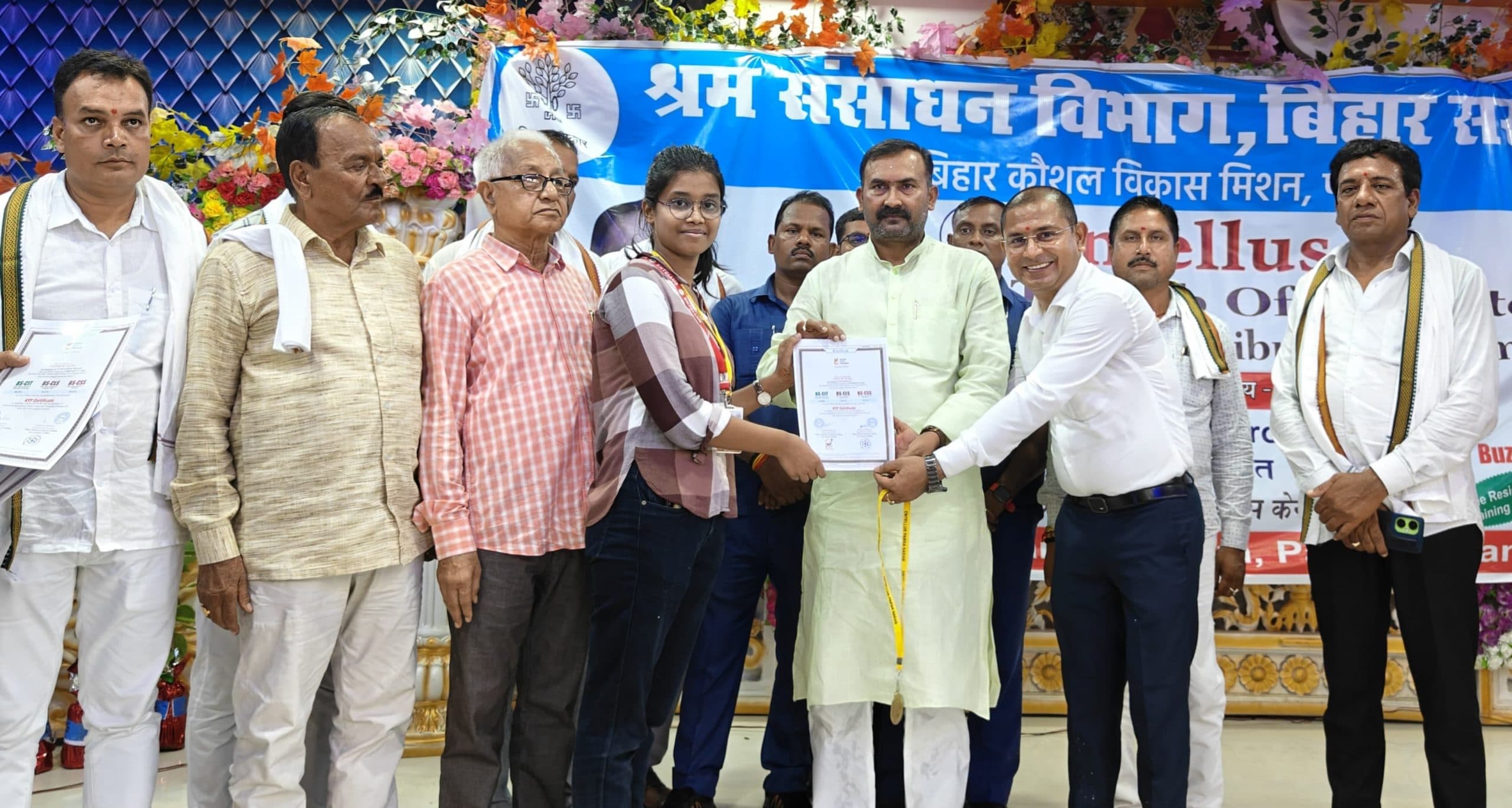 Saran News : परसा में 80 युवाओं को मिला जॉब लेटर, आइटी मंत्री ने किया सम्मानित