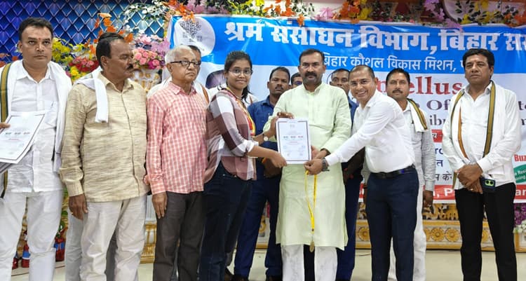 Saran News : परसा में 80 युवाओं को मिला जॉब लेटर, आइटी मंत्री ने किया सम्मानित