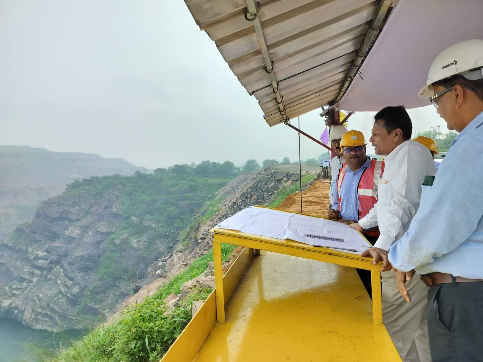 Dhanbad News : कोल इंडिया के डीटी ने सुरक्षा के साथ उत्पादन बढ़ाने का दिया निर्देश