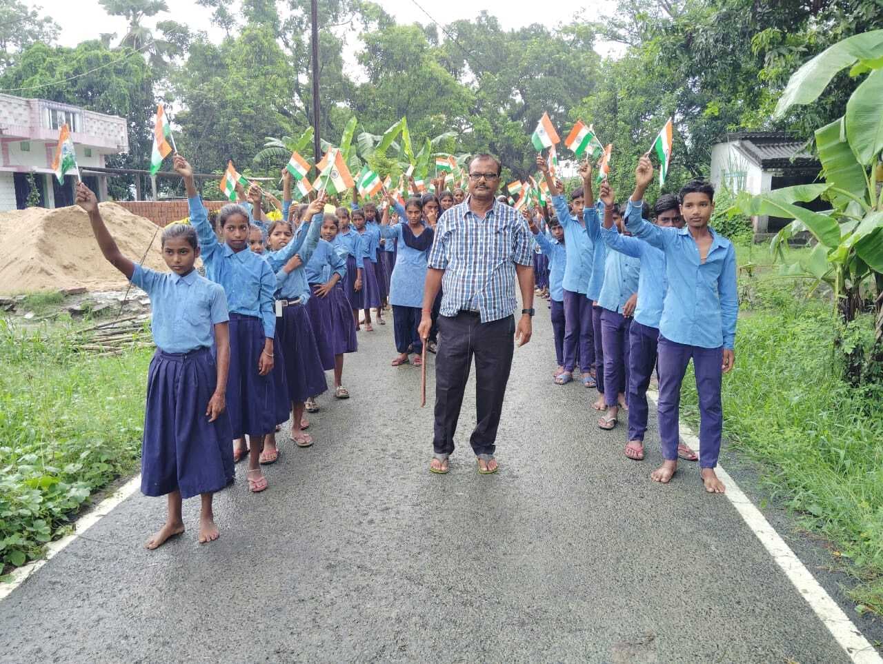 hajipur news. छात्र-छात्राओं ने निकाली तिरंगा यात्रा