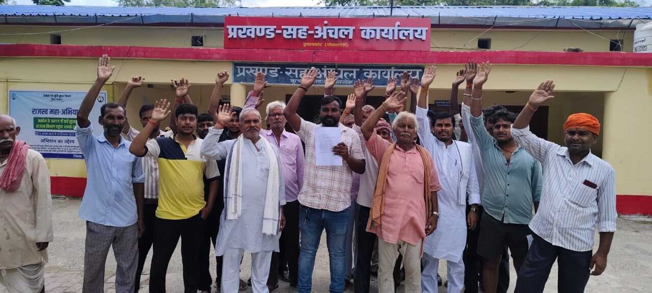 कुचायकोट में विद्यालय स्थानांतरण के खिलाफ ग्रामीणों का प्रदर्शन