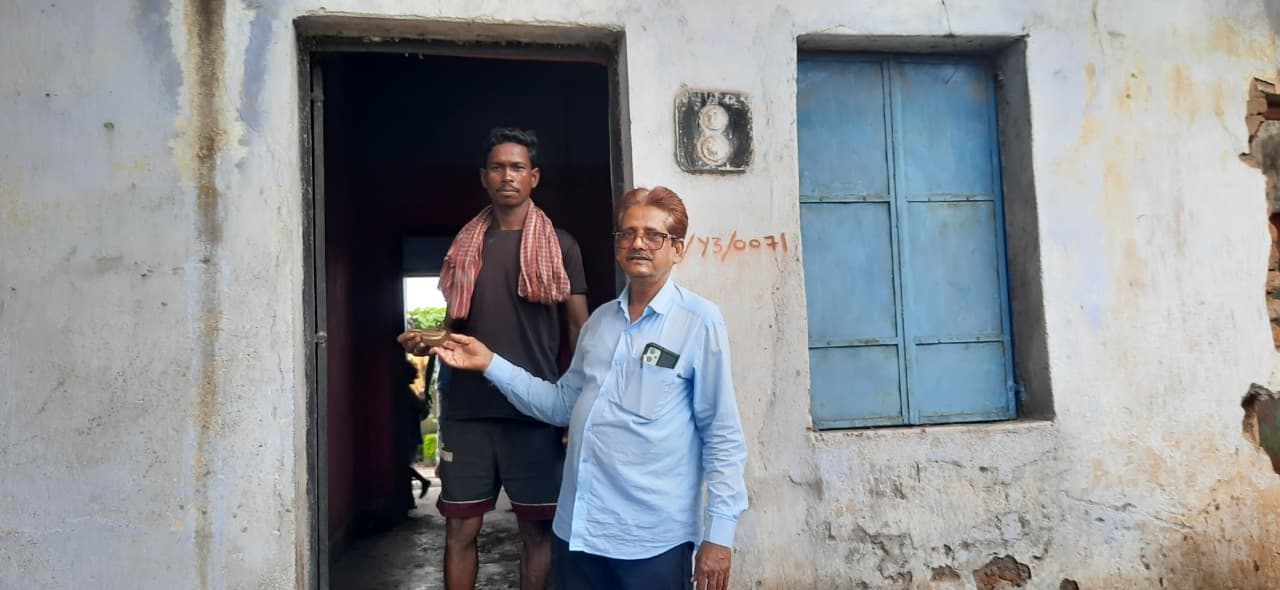 Dhanbad News : बांसजोड़ा में डेंजर जोन में रह रहे व्यक्ति को दूसरे आवास में कराया गया शिफ्ट