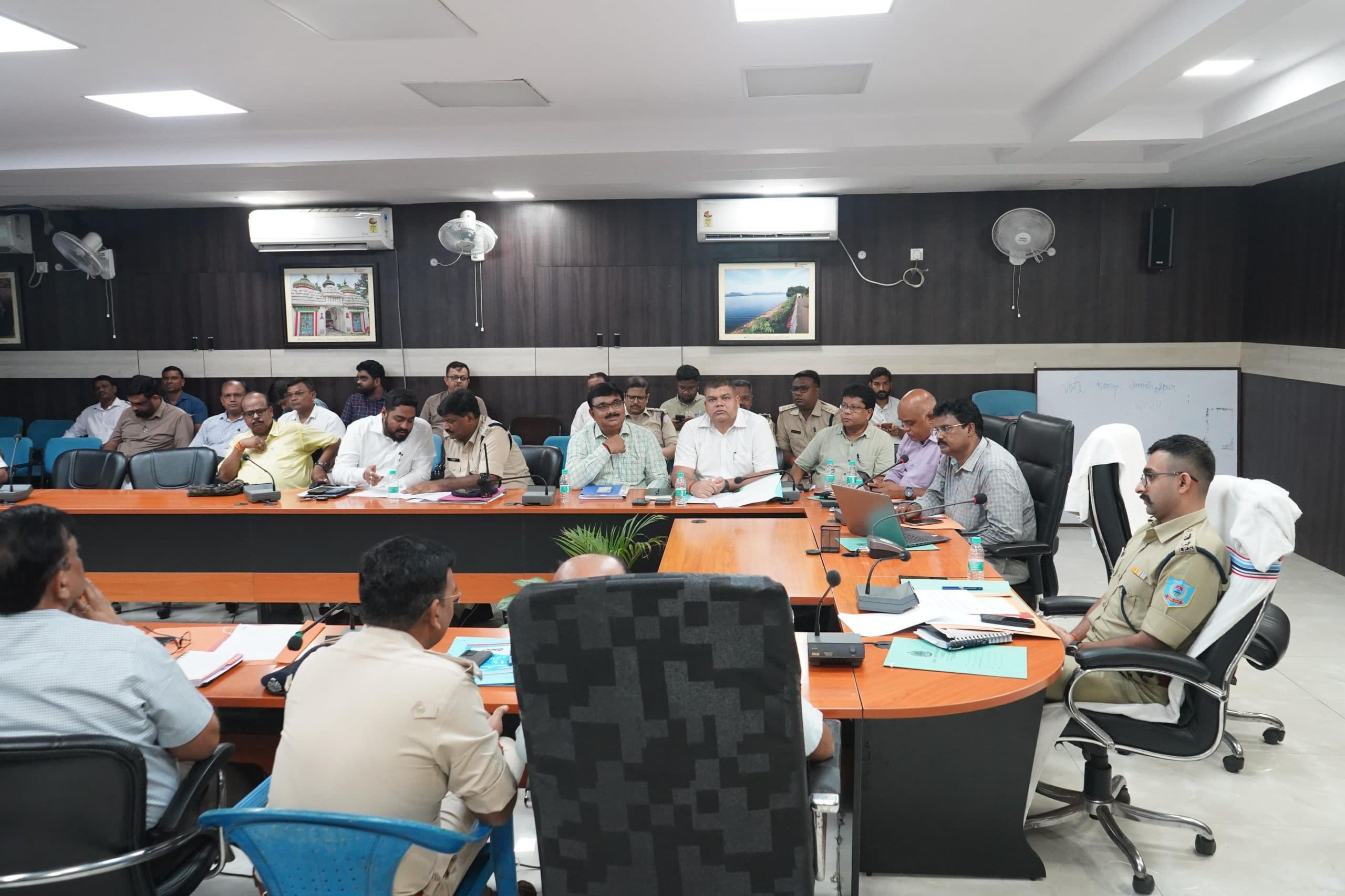 Jamshedpur news. 14 दिनों में 317.6 टन खनिज जब्त, 12 वाहन जब्त कर आठ एफआइआर दर्ज