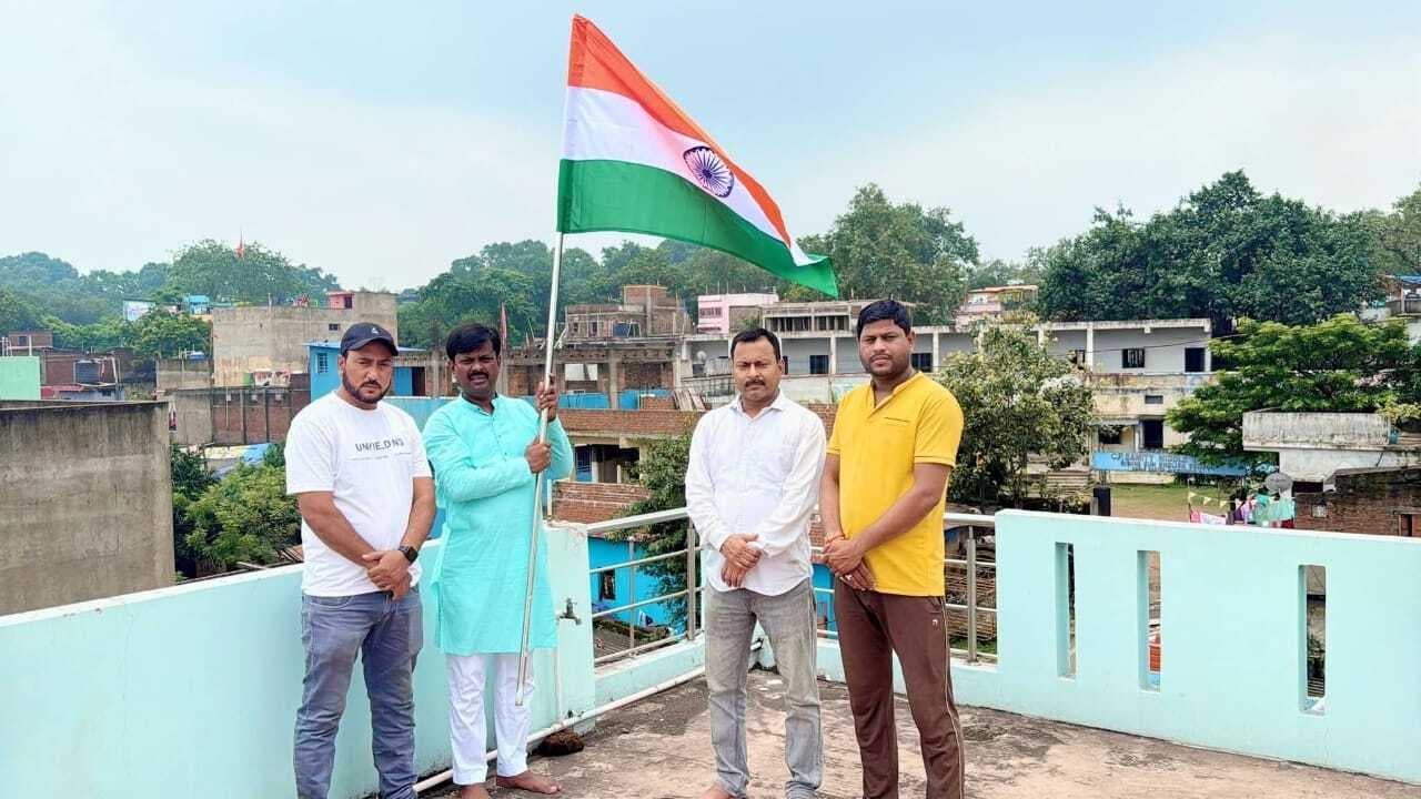 Jamshedpur news. भाजपा नेता दिनेश कुमार ने आवास पर फहराया तिरंगा