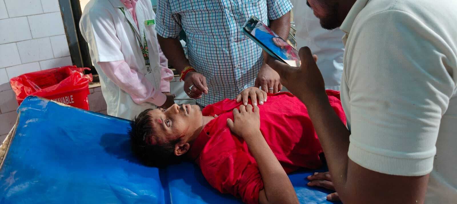 कार से घायल अवस्था में लाकर सड़क के किनारे युवक को छोड़ फरार हुए अज्ञात