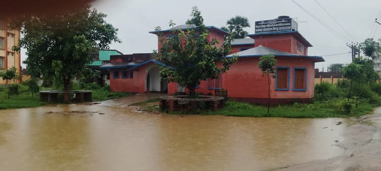 दिनभर होती रही बारिश, जनजीवन अस्त-व्यस्त, किसानों के चेहरे खिले