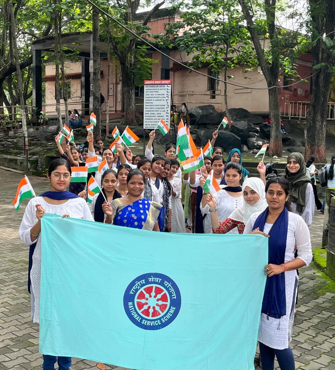 Jamshedpur news. हर घर तिरंगा अभियान में शामिल हुईं महिला विवि की छात्राएं