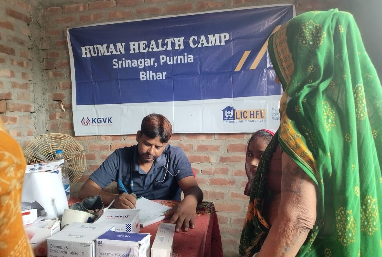 जांच शिविर में किशोरियों का हुआ हीमोग्लोबिन टेस्ट