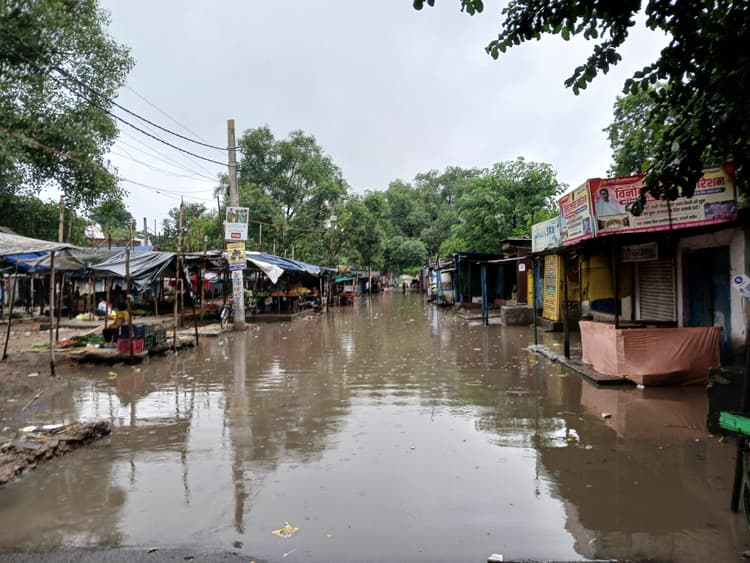 बारिश ने बिगाड़ी शहर की सूरत, सब्जी मार्केट जलमग्न