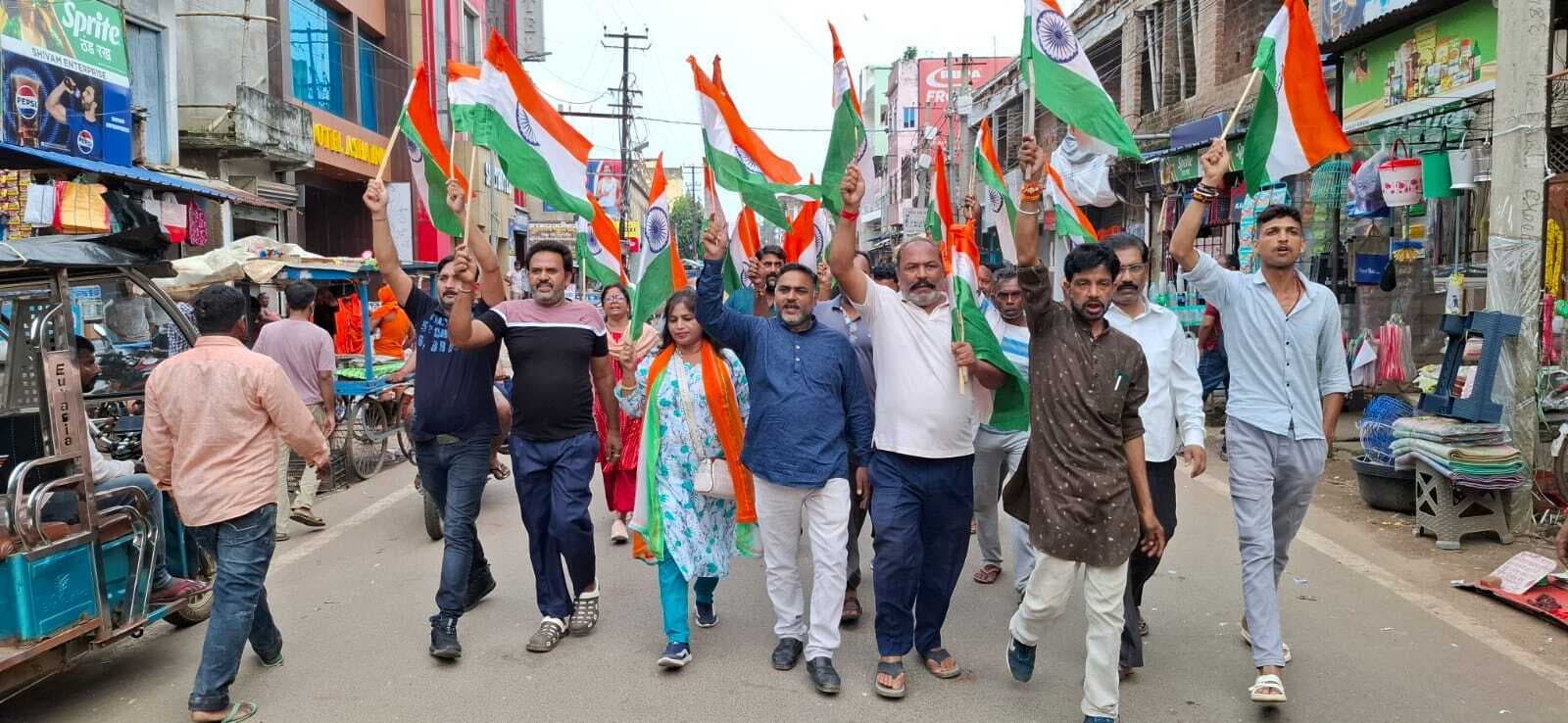 Deoghar news : जसीडीह में भाजपा ने निकाली तिरंगा यात्रा, शहीदों के सम्मान में कार्यकर्ताओं ने लगाये नारे