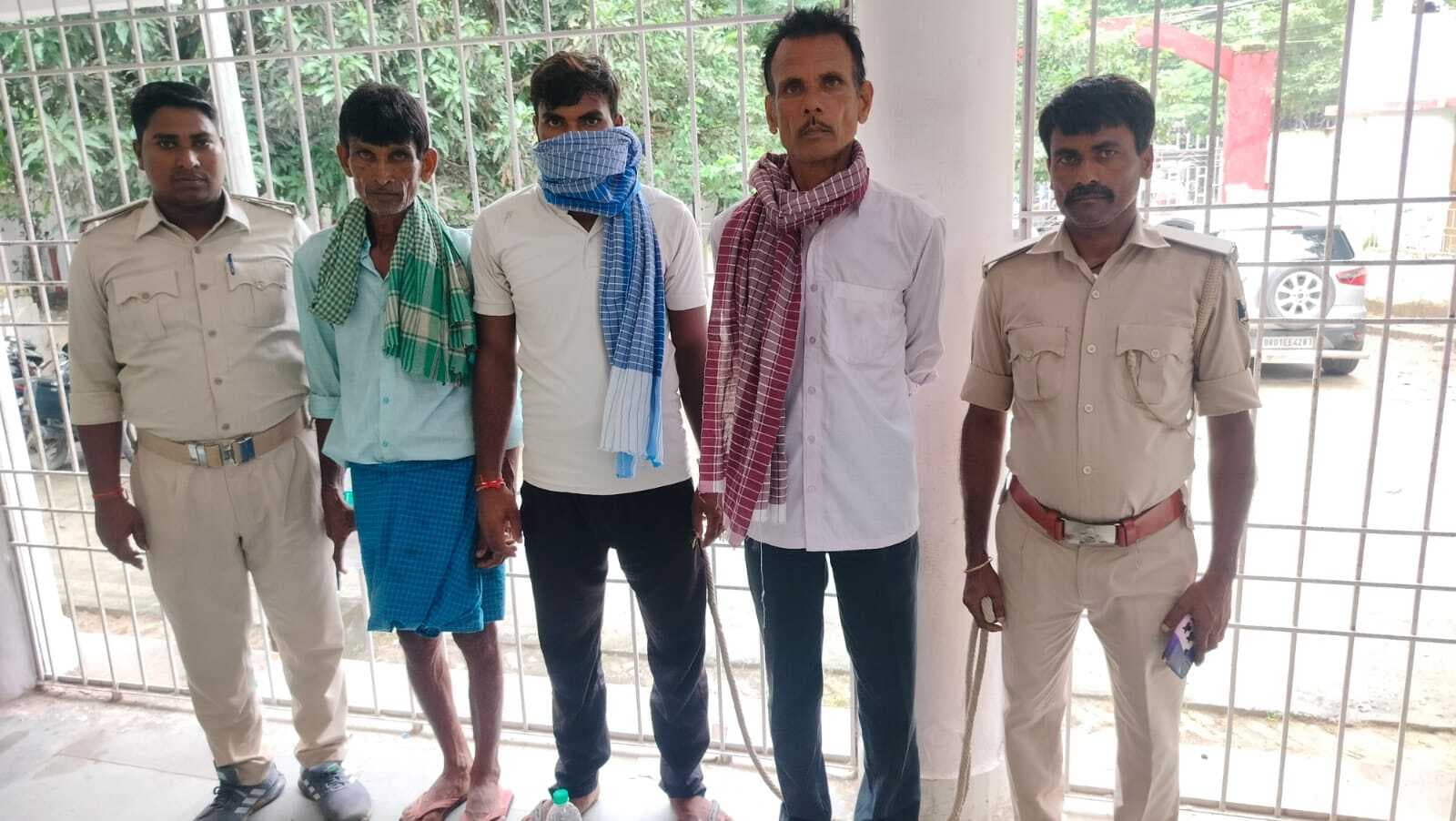 तीन वारंटियों को पुलिस ने किया गिरफ्तार