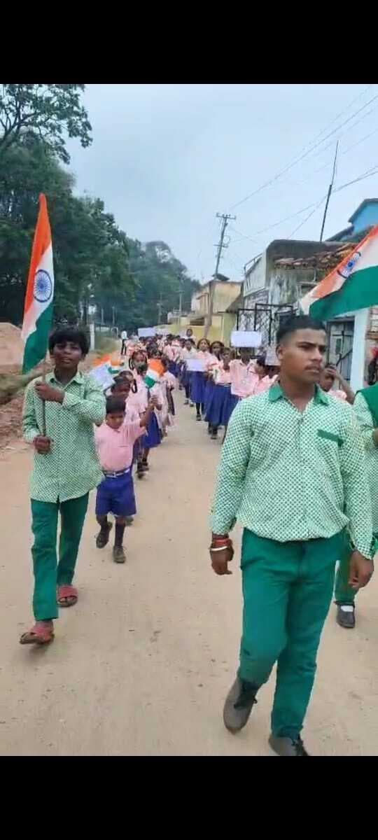 मैक्लुस्कीगंज के विद्यार्थियों ने निकली रैली