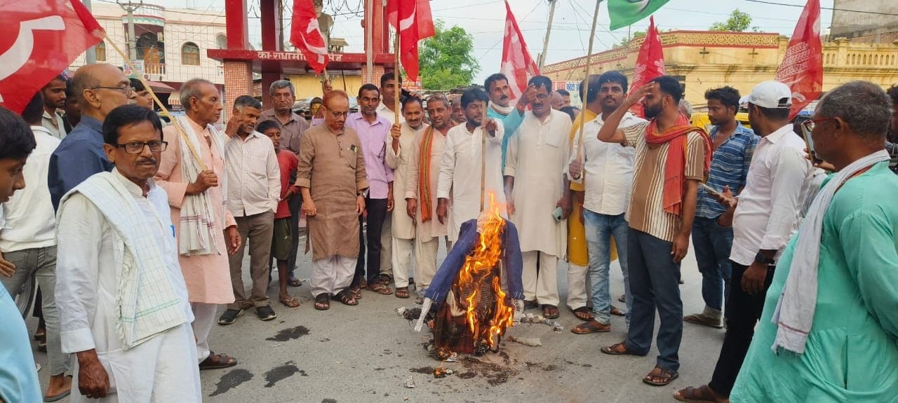 Motihari: अमेरिकी राष्ट्रपति ट्रंप का किया पुतला दहन