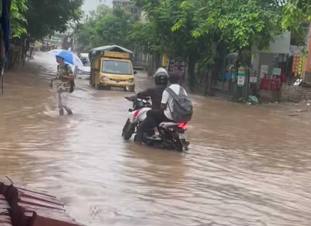 hajipur news. झमाझम बारिश के बाद शहर की सड़कें झील में तब्दील, लोगों की बढ़ी परेशानी