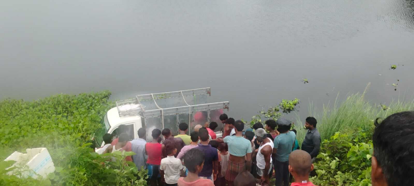 गंगा स्नान करने जा रहे यात्री पिकअप वैन पलटी, बच्ची की मौत एक दर्जन घायल