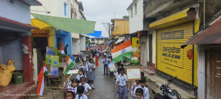 तिरंगा यात्रा में भारत माता की जय के लगे जयकारे