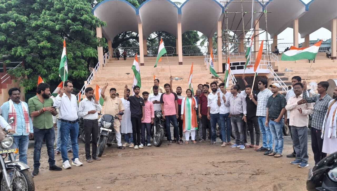 भाजपाइयों तिरंगा यात्रा निकाल घरों में झंडा लगाने का किया आह्वान