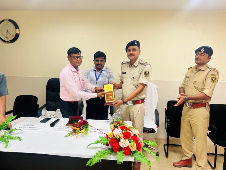 छात्र-छात्राओं से रैगिंग से दूर रहने की अपील