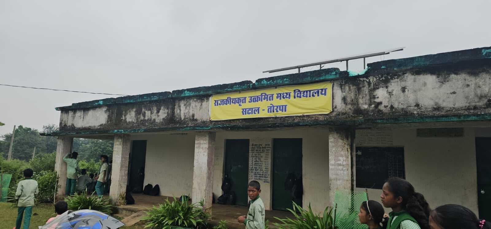 स्कूल के कार्यालय का ताला तोड़ टैब की चोरी