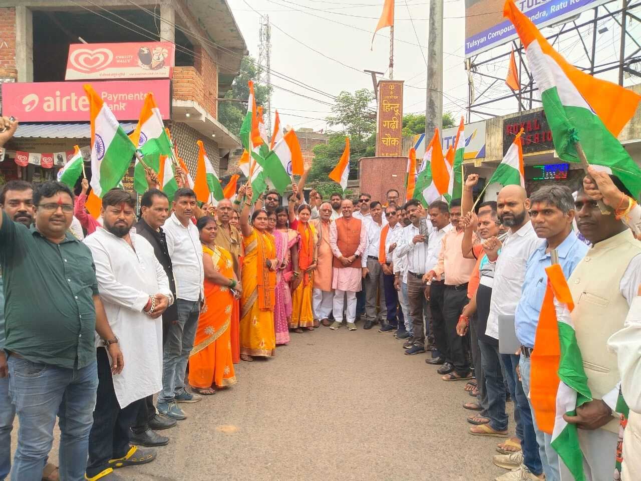 बैंड बाजा के साथ खलारी भाजपा ने निकाली तिरंगा यात्रा, लगाये नारे