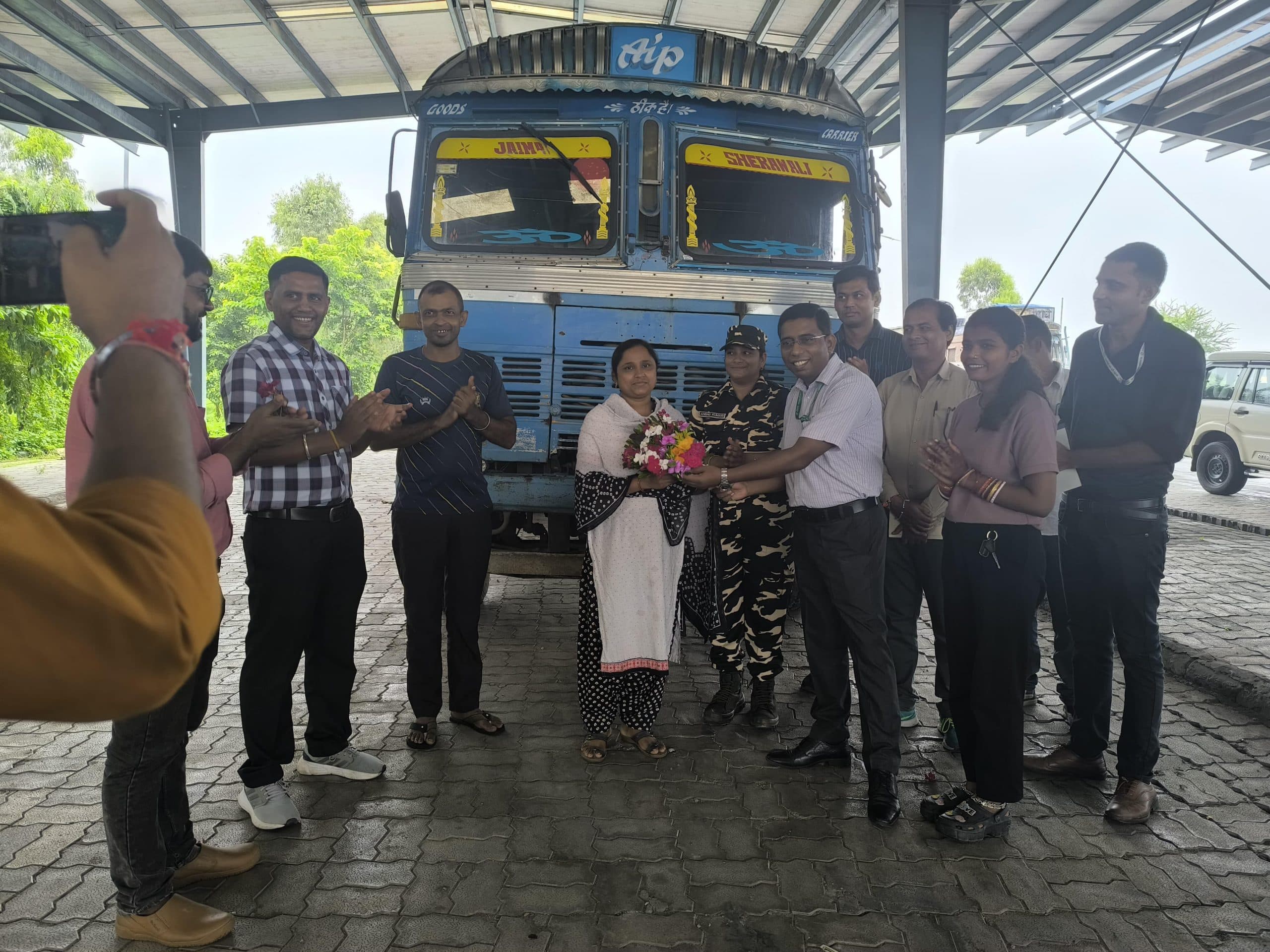 महिला ट्रक चालक ने रचा इतिहास, कोलकाता से जोगबनी होते हुए नेपाल रवाना