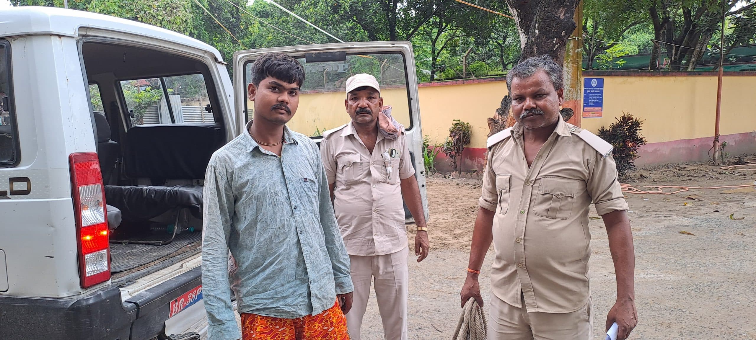 71 लीटर शराब के साथ तीन महिला व कटिहार निवासी एक ऑटो चालक गिरफ्तार