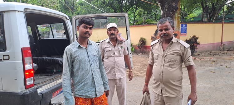 71 लीटर शराब के साथ तीन महिला व कटिहार निवासी एक ऑटो चालक गिरफ्तार