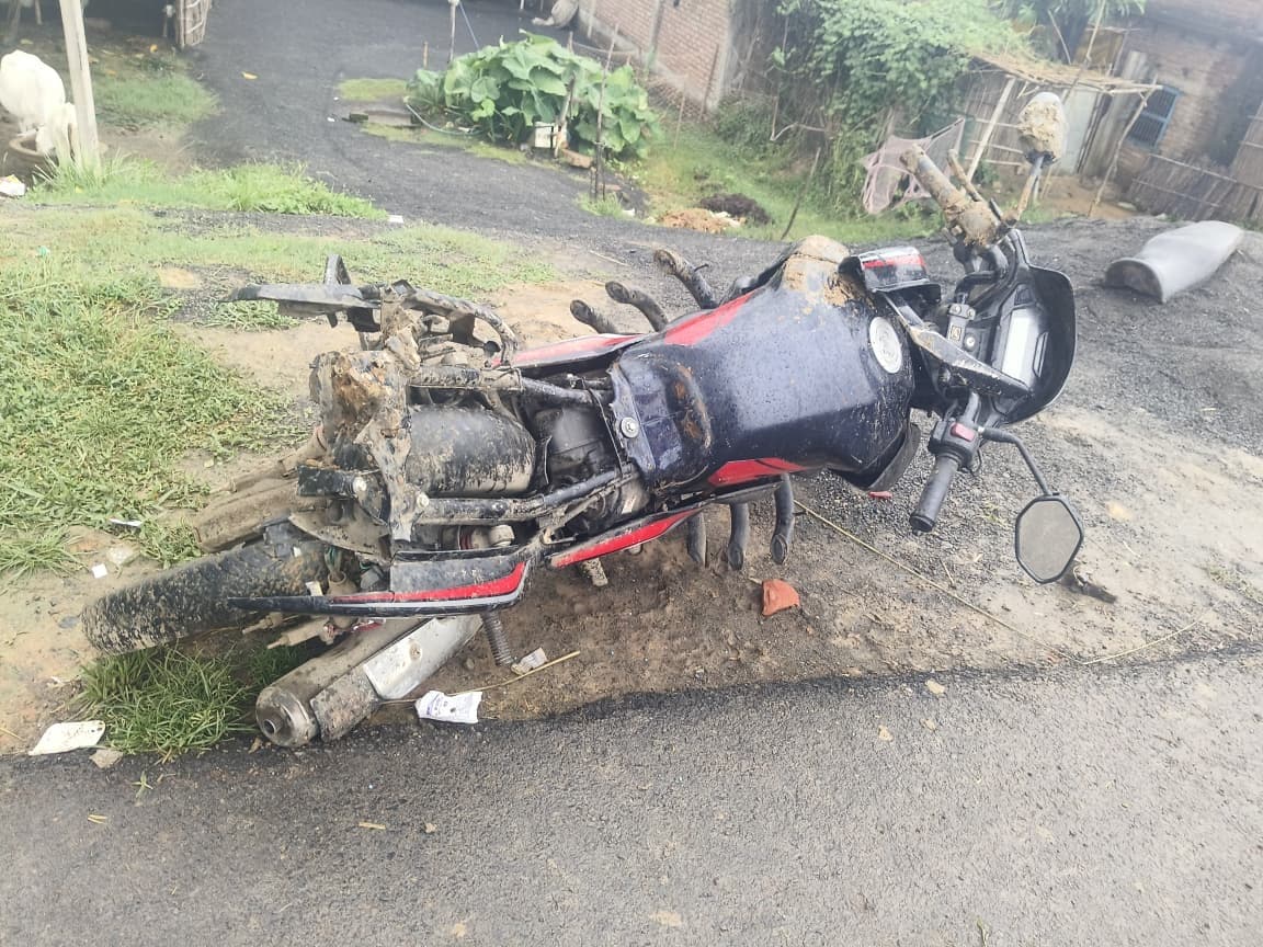 मवेशी लोड पिकअप वैन के धक्के से बच्चा हुआ घायल