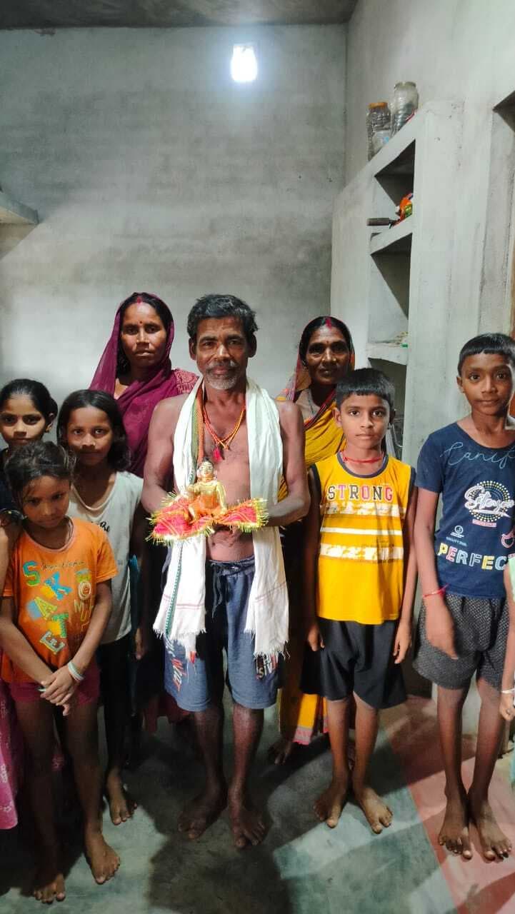 कन्हैयास्थान गंगा नदी घाट में मछुआरा को मिली अष्टधातु की लड्डू गोपाल की मूर्ति