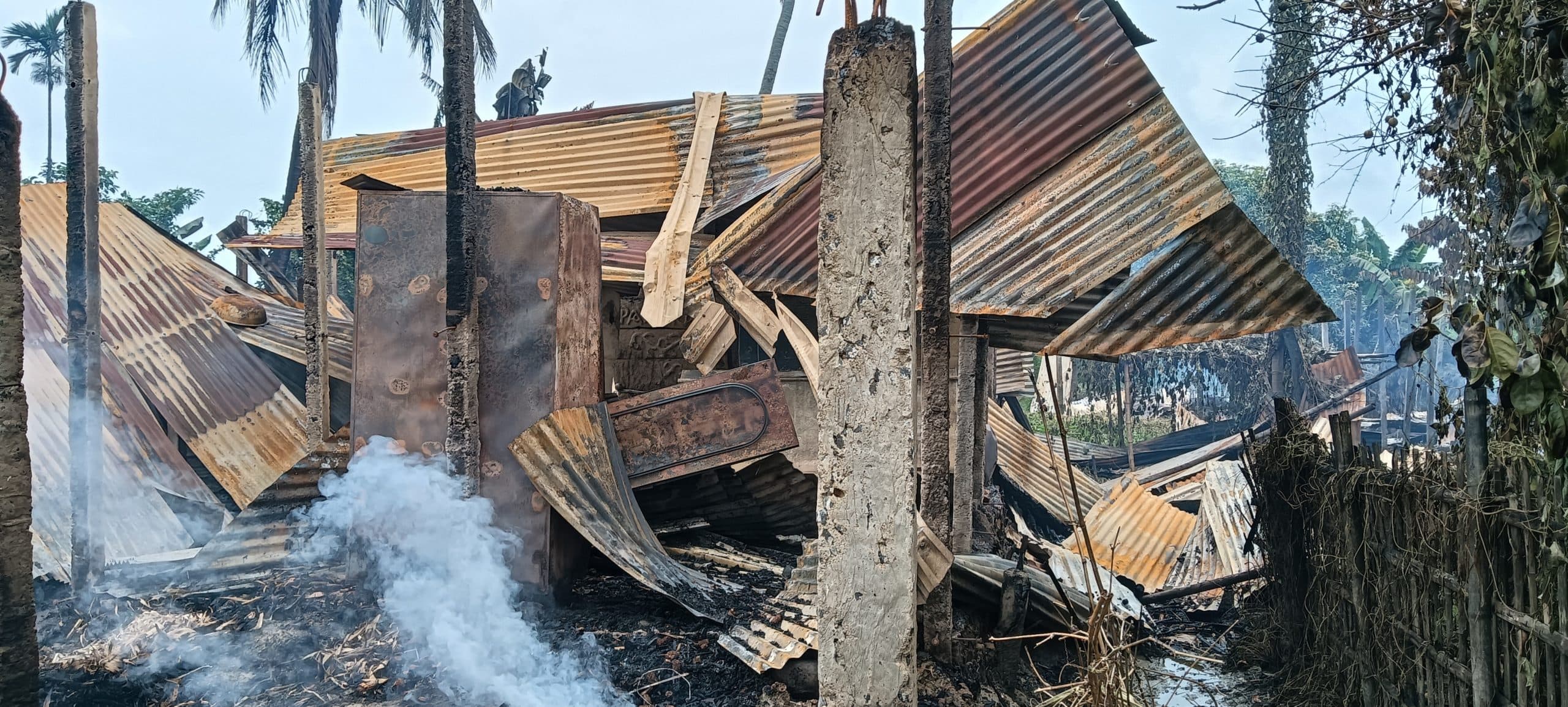 आग से दो दर्जन घर जले, लाखों की क्षति