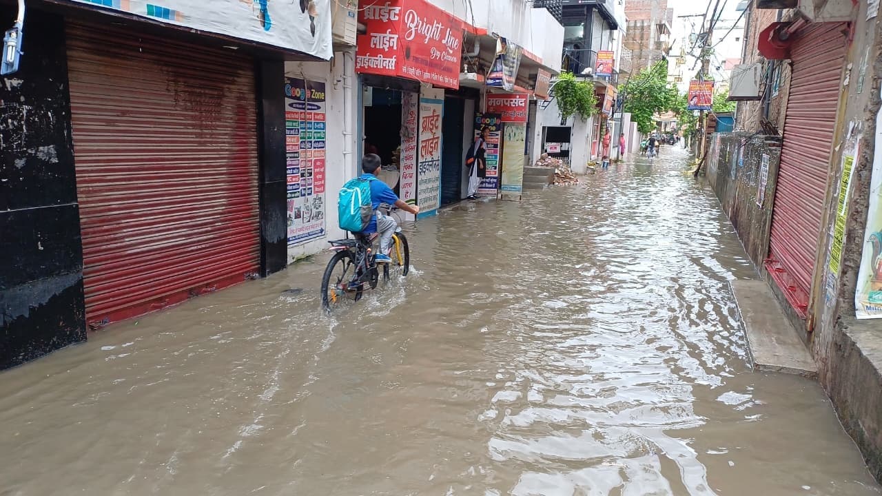 जलजमाव में डूबा कलेक्ट्रेट, शहर की सड़कों पर नाव चलाने की नौबत