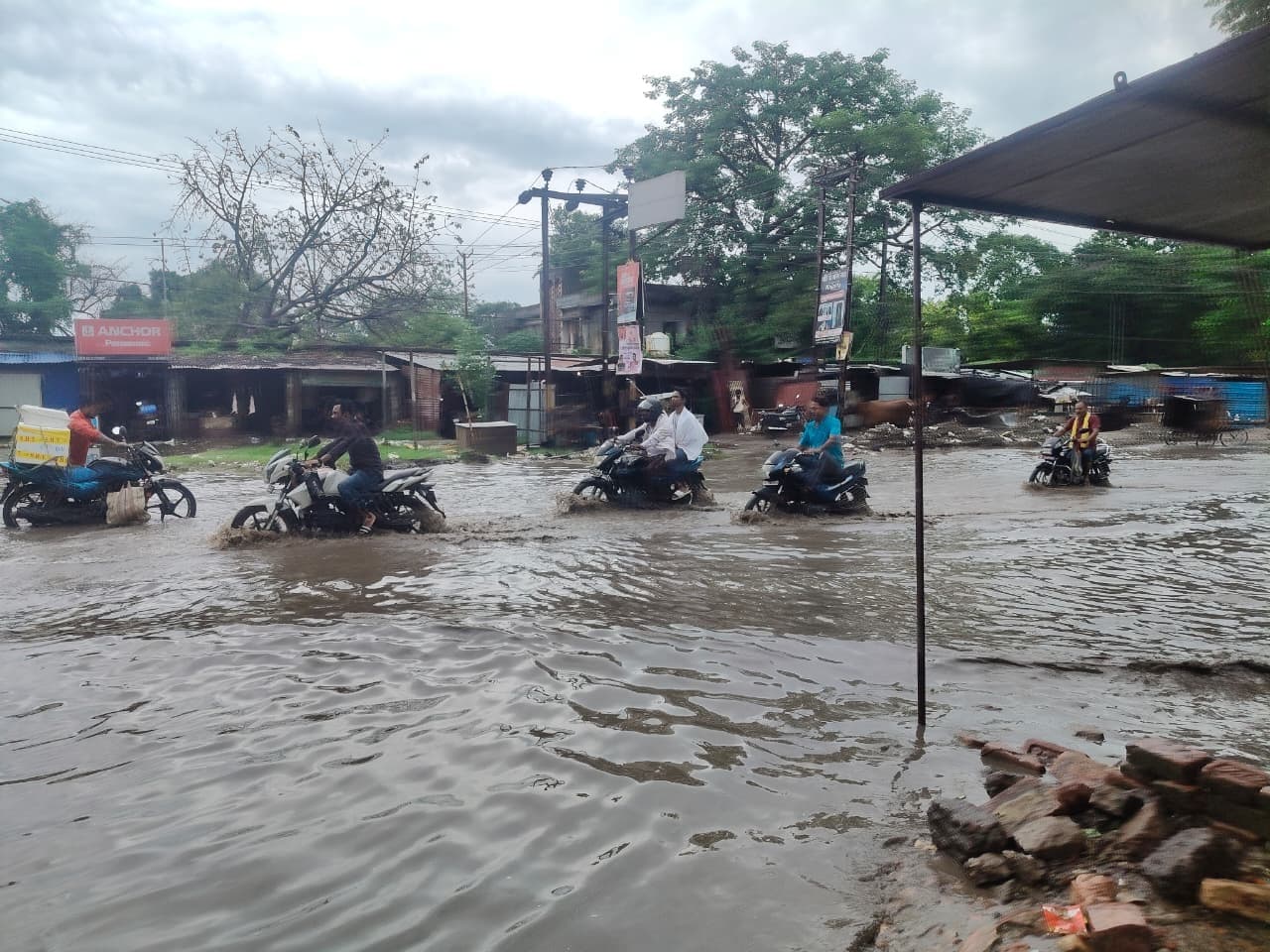 अहियापुर बाजार समिति रोड पर जलजमाव से बढ़ी लोगों की मुश्किलें