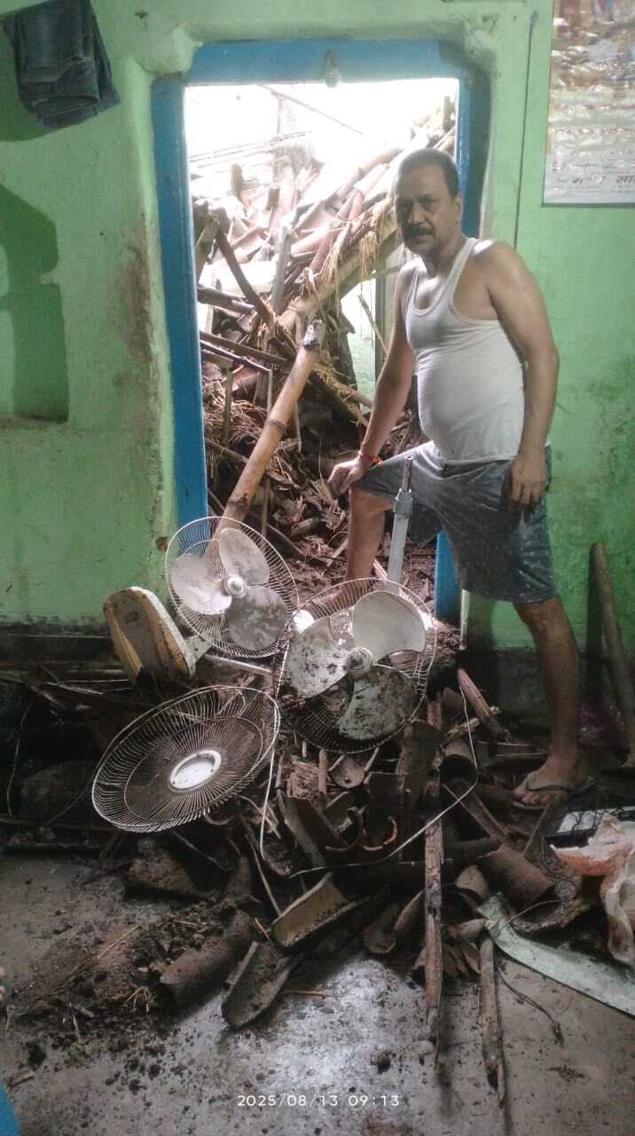 लगातार बारिश से मिट्टी का घर ढहा, परिवार बाल-बाल बचा