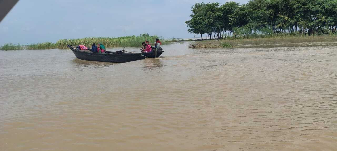 डेंगी और नाव ही आवागमन का सहारा, स्कूल दो दिनों के लिए बंद