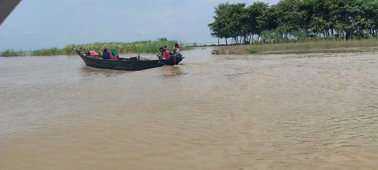 डेंगी और नाव ही आवागमन का सहारा, स्कूल दो दिनों के लिए बंद