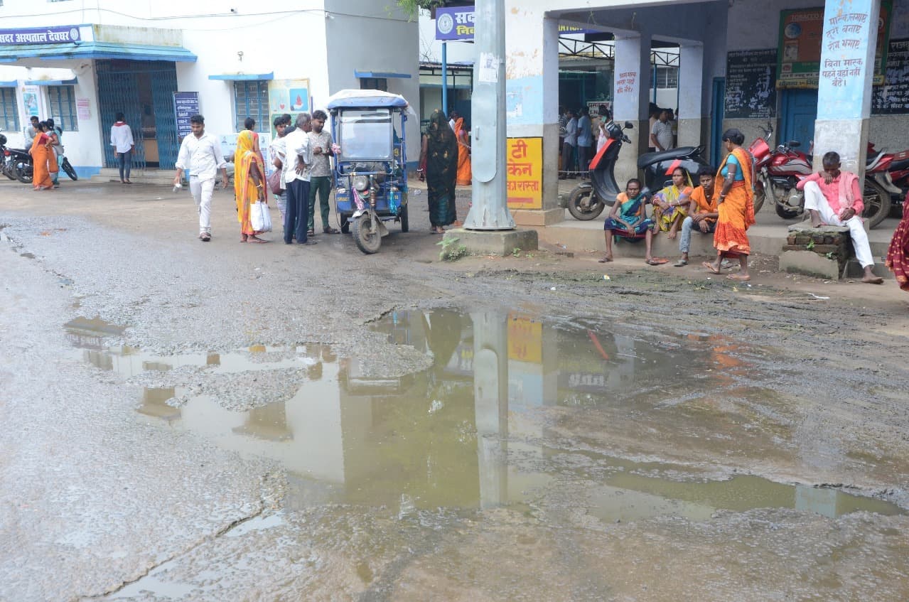 Deoghar news : सदर अस्पताल में मेडिकल कचरे के दुर्गंध से लोगों को हो रही परेशानी