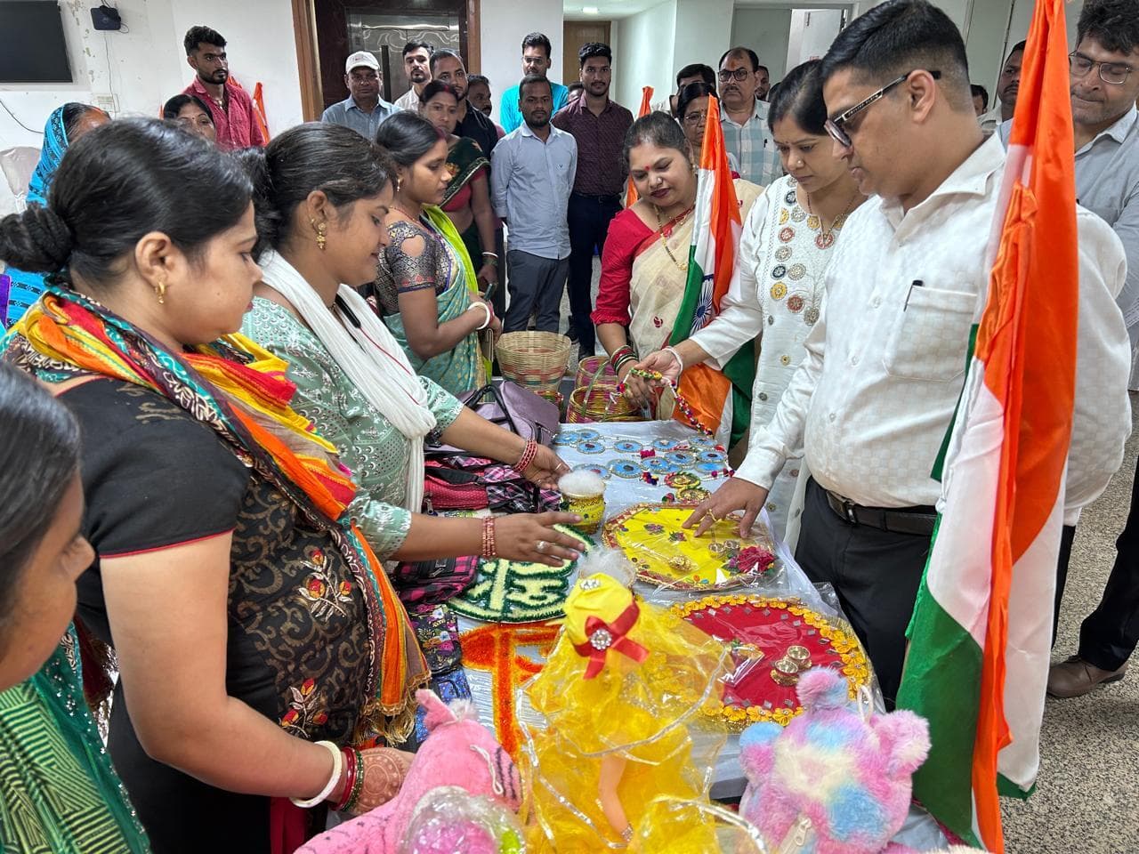 Deoghar news : प्रदर्शनी में दिखी महिला समूहों की रचनात्मकता की चमक