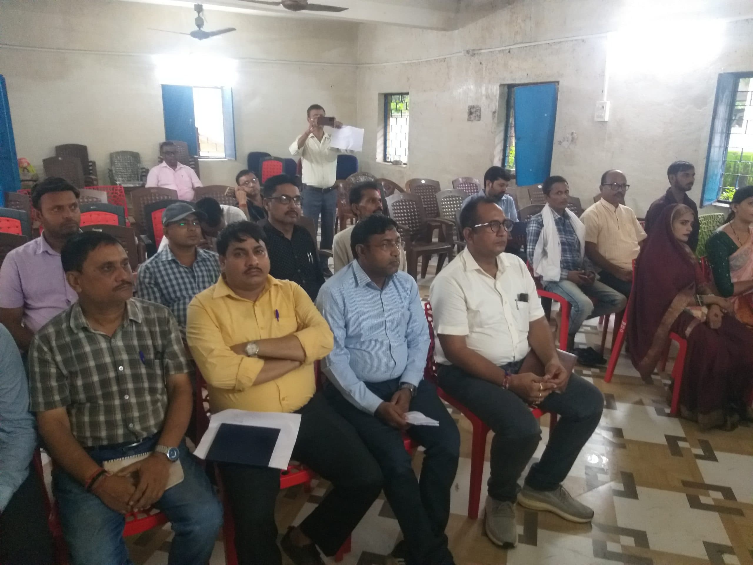 बीस सूत्री की बैठक विद्यालय के रास्ते में जलजमाव का मुद्दा उठा