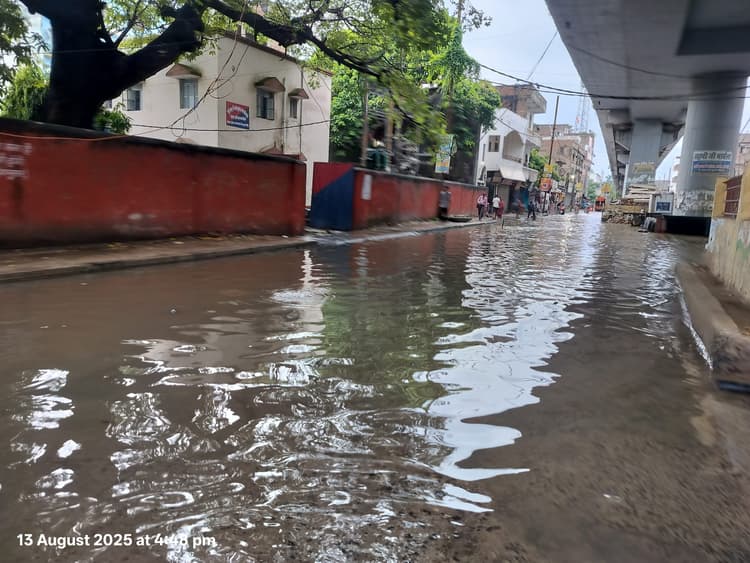 मूसलाधार बारिश से जलमग्न हुआ शहर, जन जीवन अस्त व्यस्त