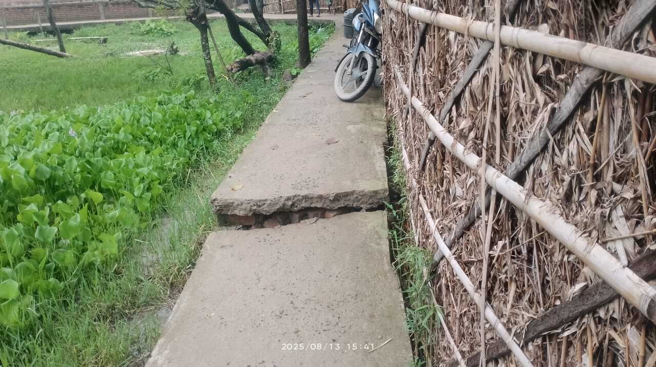 बारिश में नपं की नवनिर्मित पीसीसी पथ धराशायी, लोगों में नाराजगी