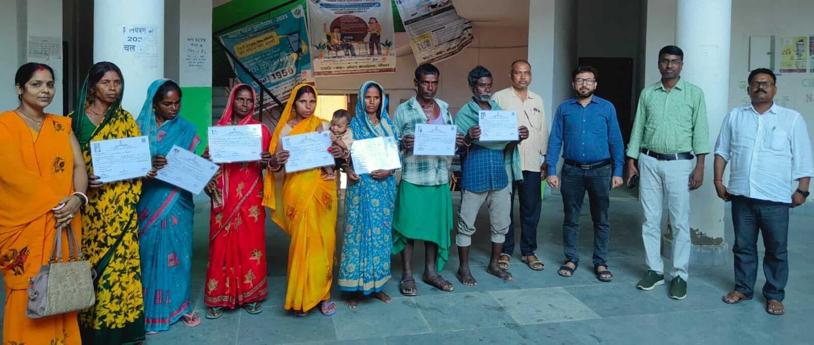 आठ भूमिहीन परिवारों के बीच बासगीत पर्चा का वितरण