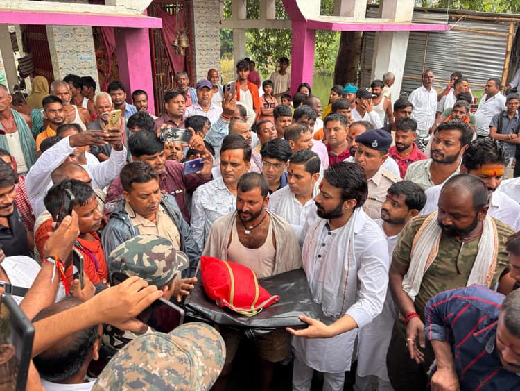 सांसद ने सदर विस के बाढ़ प्रभावित क्षेत्रों का किया दौरा, राहत सामग्री किया वितरित