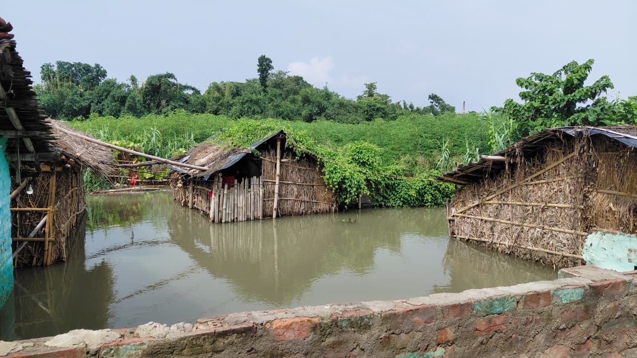 गोगरी नारायणपुर तटबंध ही बाढ़ पीड़ितों की एकमात्र शरणस्थली
