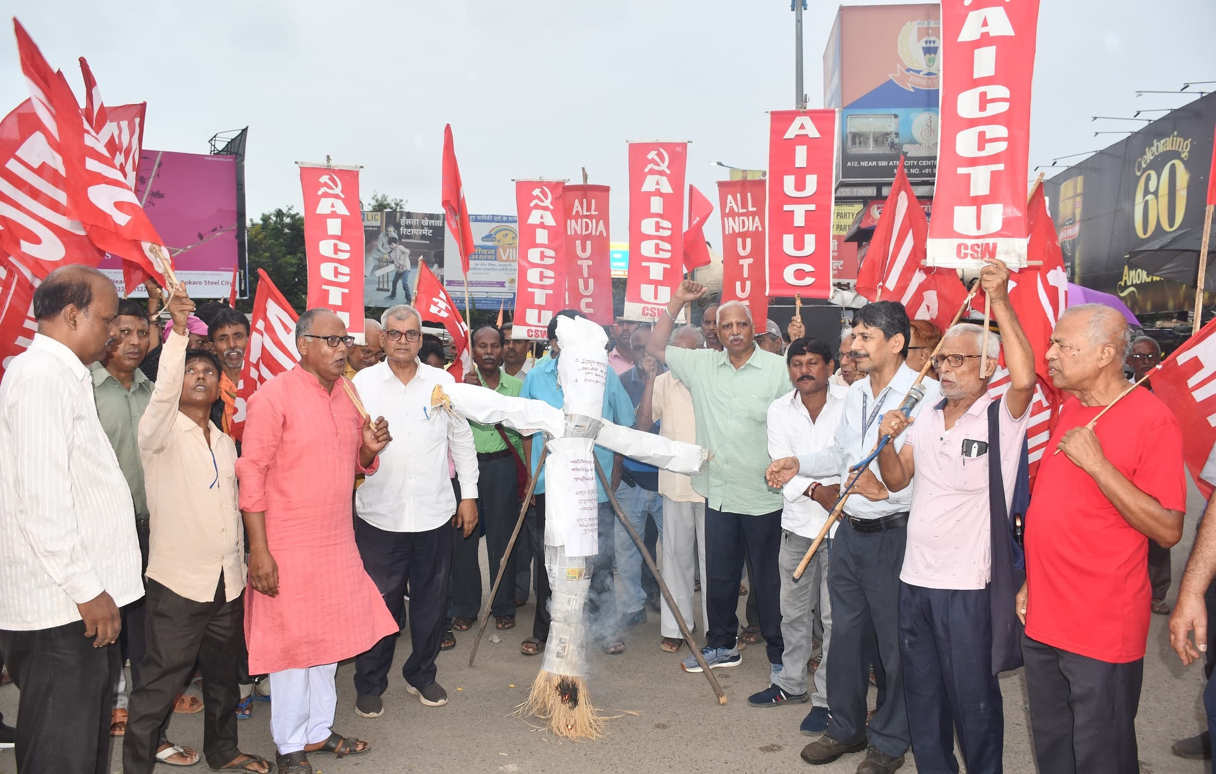 Bokaro News : ट्रेड यूनियन संयुक्त मोर्चा ने अमेरिका के राष्ट्रपति का किया पुतला दहन