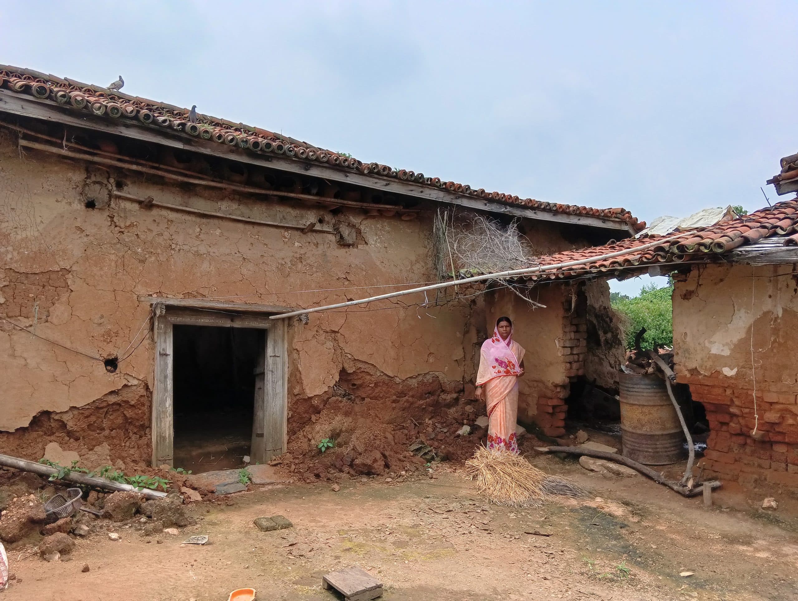 Giridih News: बारिश से धंसा मिट्टी का घर, बाल-बाल बचे गृहस्वामी