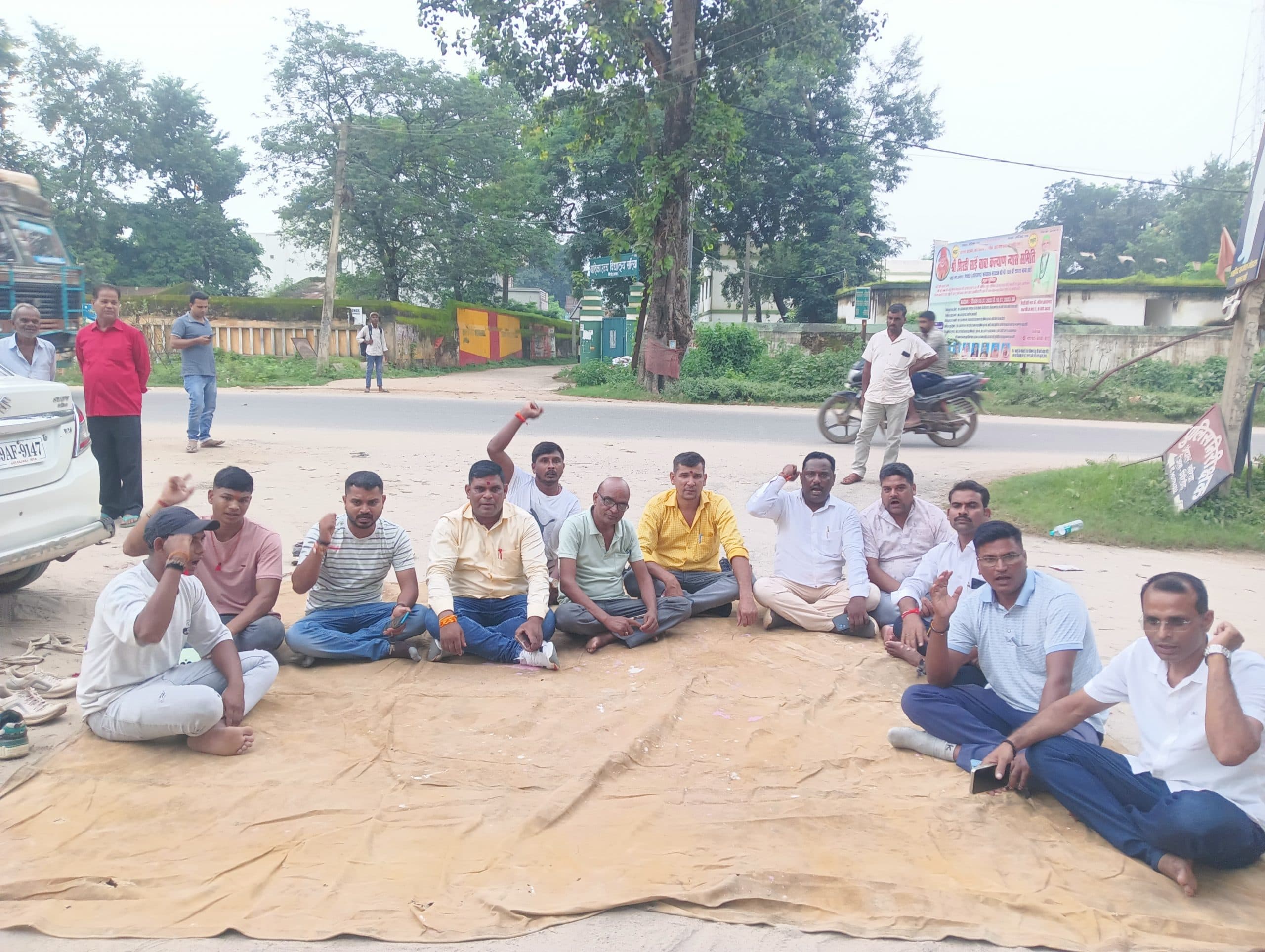 Giridih News: भाजपा नेताओं ने सरिया पुलिस के खिलाफ किया प्रदर्शन