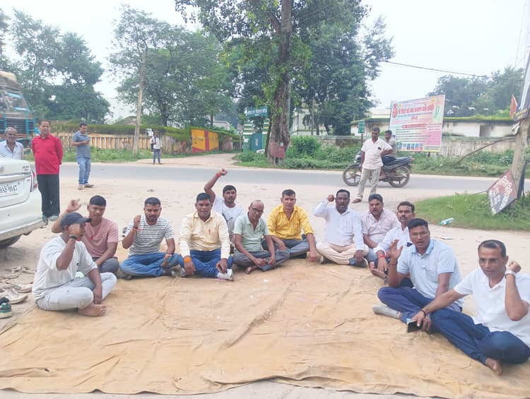 Giridih News: भाजपा नेताओं ने सरिया पुलिस के खिलाफ किया प्रदर्शन