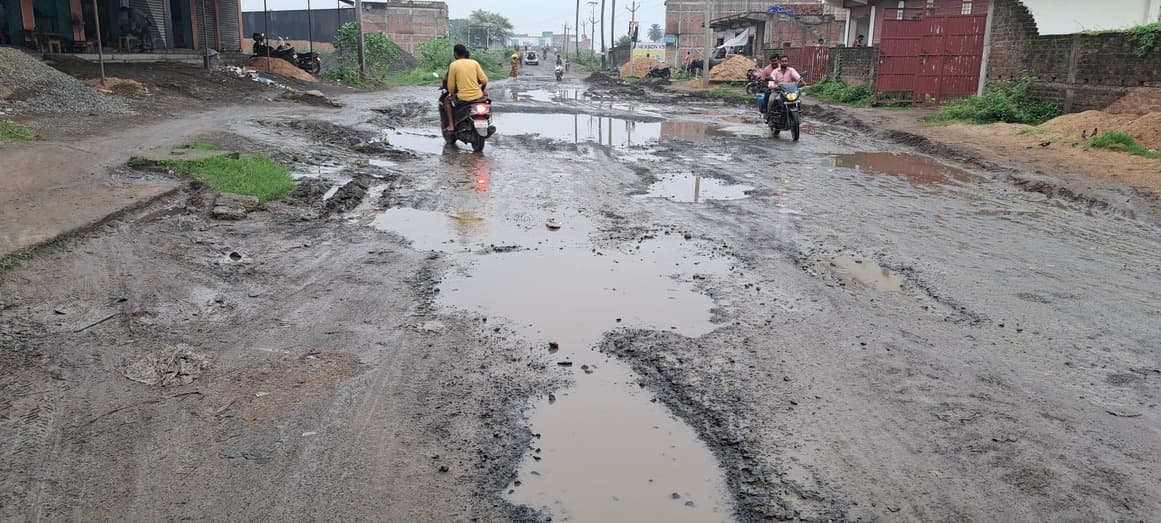 हर दिन हादसे का खतरा, बारिश में सड़क के गड्ढे बने तालाब