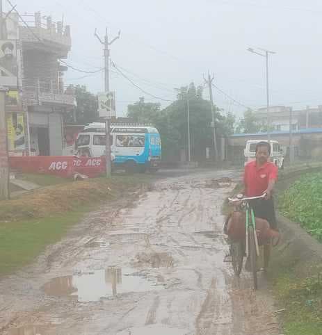 केंचुआ नहर मोहल्ले में सड़क नहीं, जनजीवन अस्त-व्यस्त