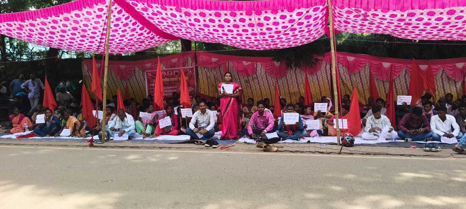 Chaibasa News : जॉन मिरन मुंडा को बरी करने की मांग पर धरना